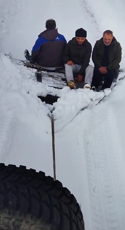 Kapalı yolu eğlenceli bir yöntemle kendileri açtılar