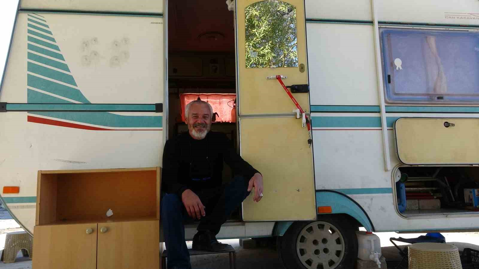 5 üniversite bitiren 63 yaşındaki vatandaş, karavanda öğrencilik hayatı yaşıyor