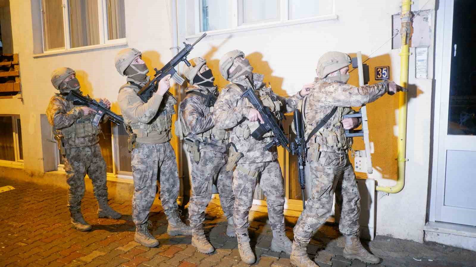 Sosyal medyada silah paylaştılar, şafak operasyonu ile alındılar