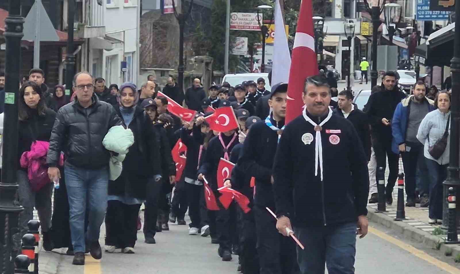 3.5 kilometrelik yol yürüyerek şehitleri andılar