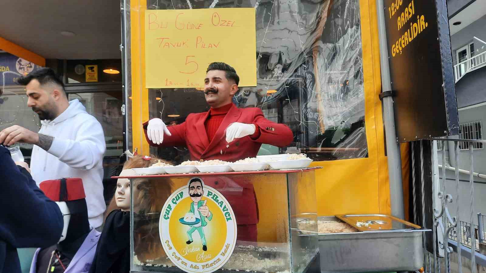 Yılın son gününde tavuk pilavı 5 lira yaptı, 3 saatte hepsini sattı