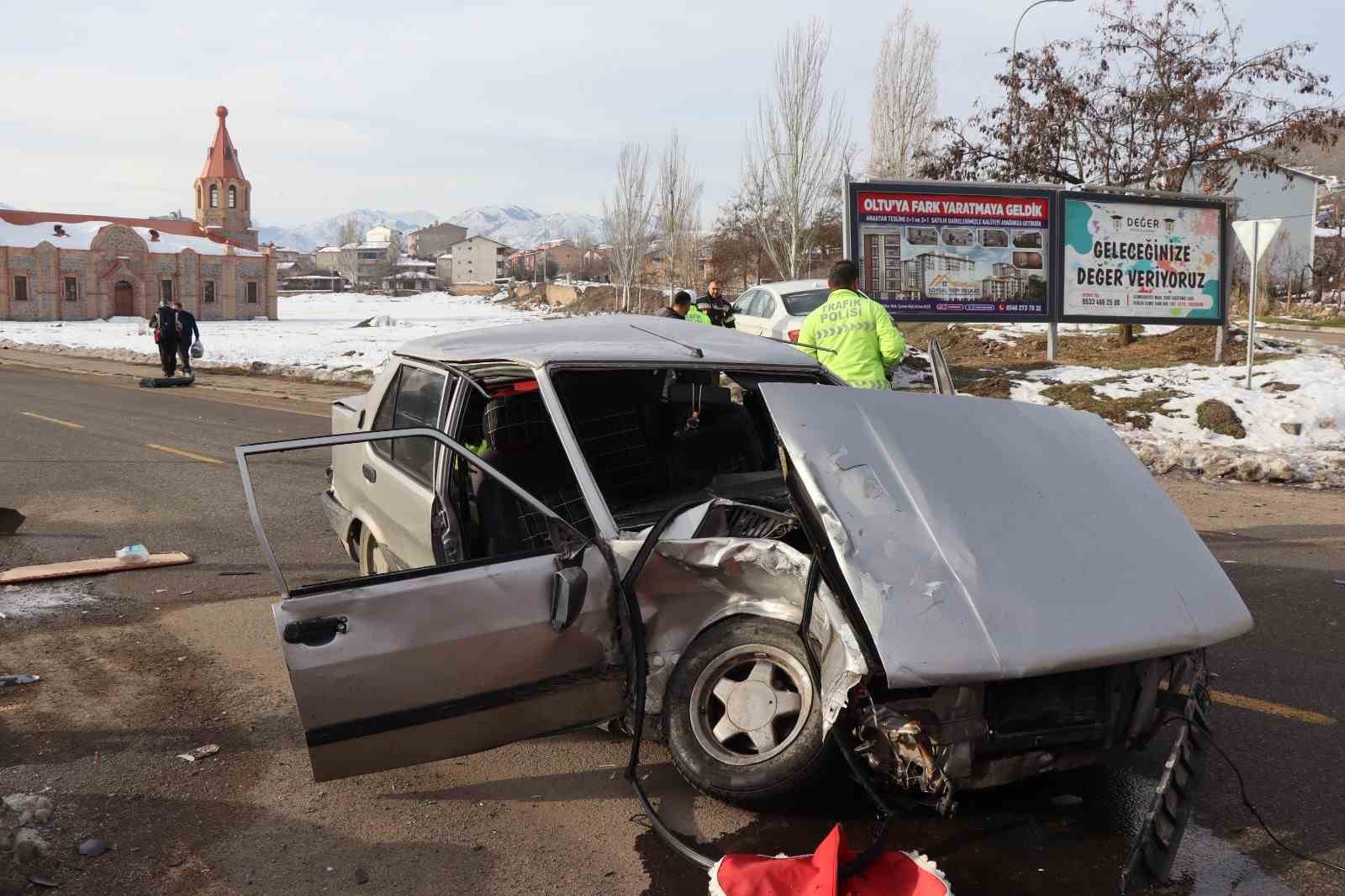 Oltu’da trafik kazası: 4 yaralı
