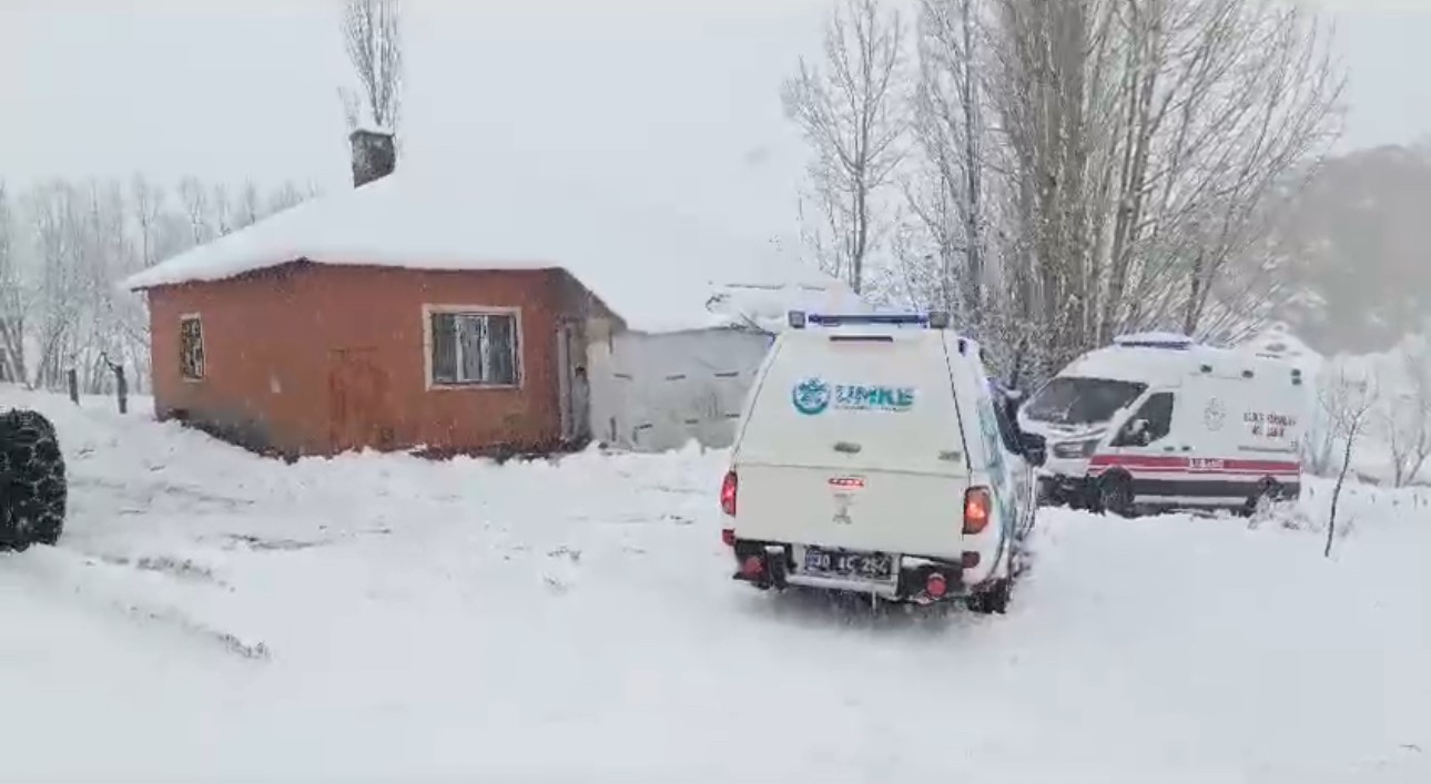 Yüksekova’da ekipler seferber oldu: Yolları kapanan köylerdeki 8 hastayı kurtardı