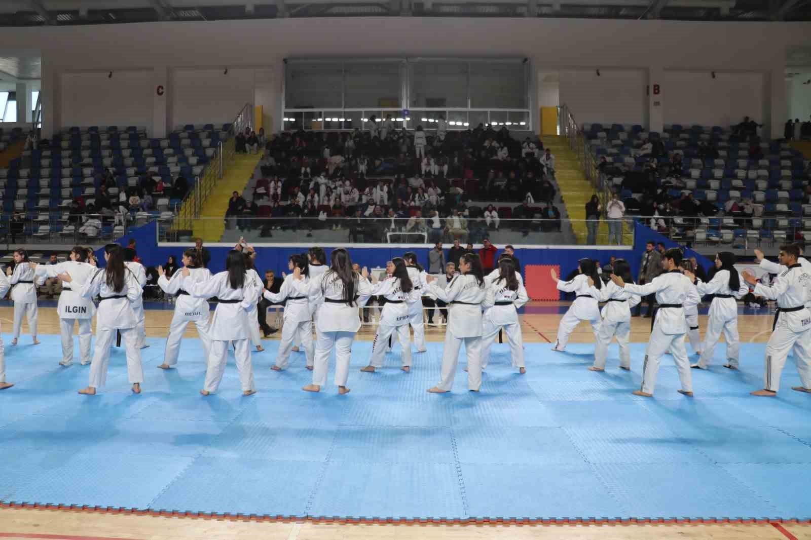 300 sporcunun siyah kuşak heyecanı