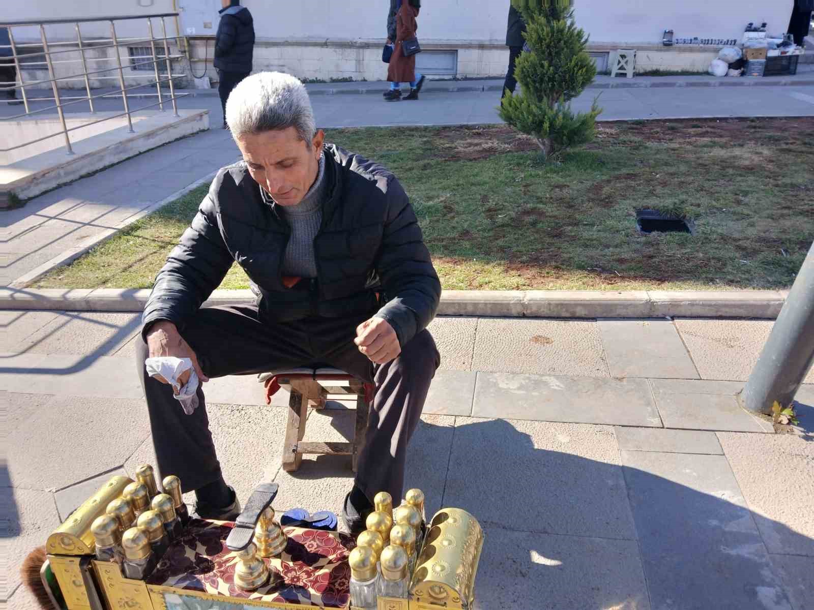 35 yıldır ayakkabı boyayarak geçimini sağlıyor