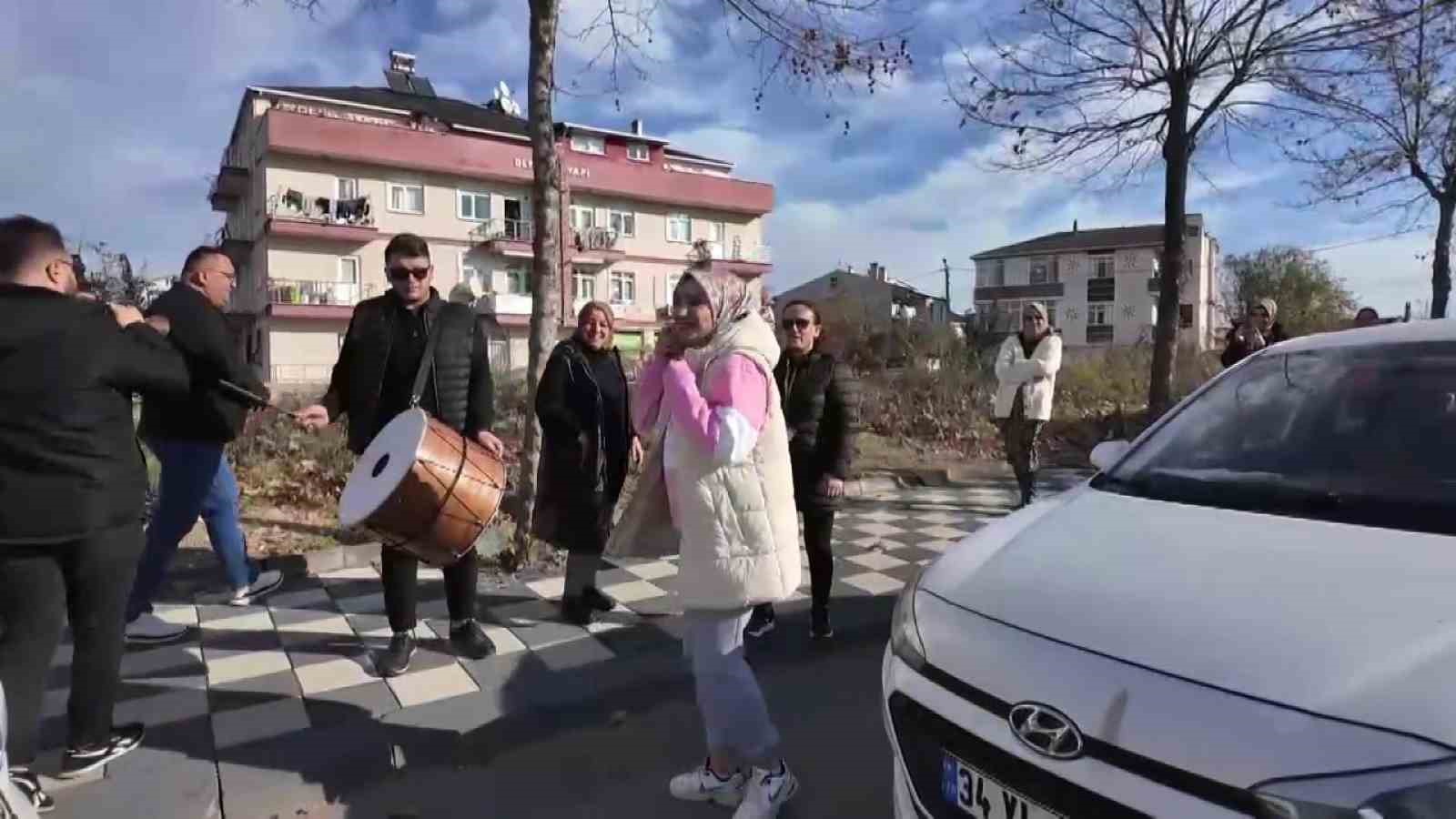 3. denemesinde ehliyet sınavını geçen kadına davullu zurnalı kutlama