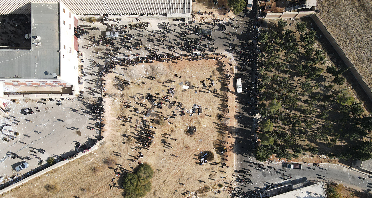 Esad yönetiminin Sednaya Hapishanesi’ne akın edenler yakınlarının izini arıyor