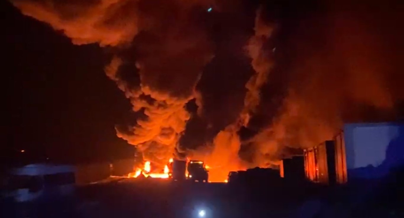 8 kamyon yanarak küle döndü