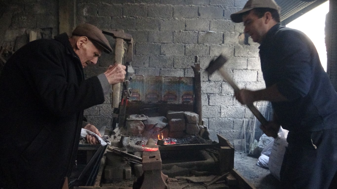 95 yaşındaki Mustafa Dede demir dövmeye devam ediyor