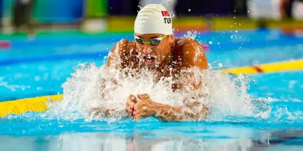 Bakan Bak’tan Milli Yüzücü Emre Sakçı İçin Tebrik Mesajı