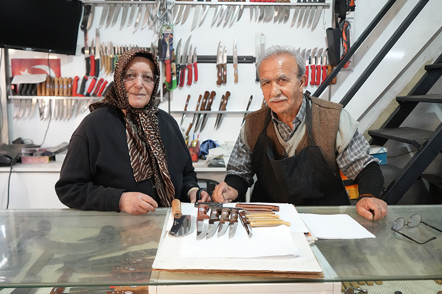 Çırak bulamadığı zanaatını eşiyle birlikte yaşatıyor
