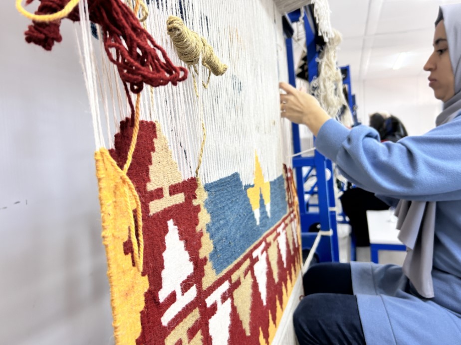 Depremzede kadınların işlediği Türk motifli halı ve kilimleri Japonya’ya satılıyor