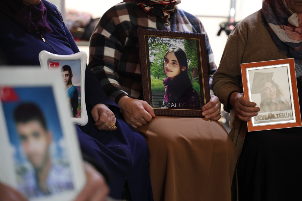 Diyarbakır anneleri Suriye’de olan çocuklara teslim olmaları çağrısında bulundu