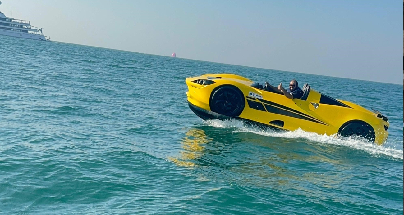 Dubai’de Ferrari görünümlü jet ski dikkat çekti