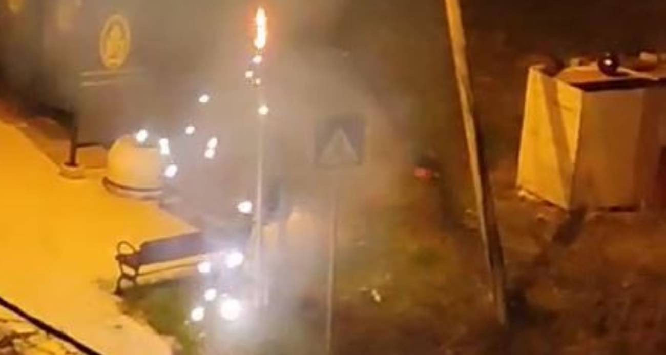Elektrik direği bomba gibi patladı