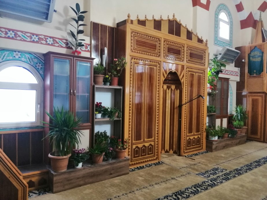 İmam cami içini çiçek bahçesine çevirdi