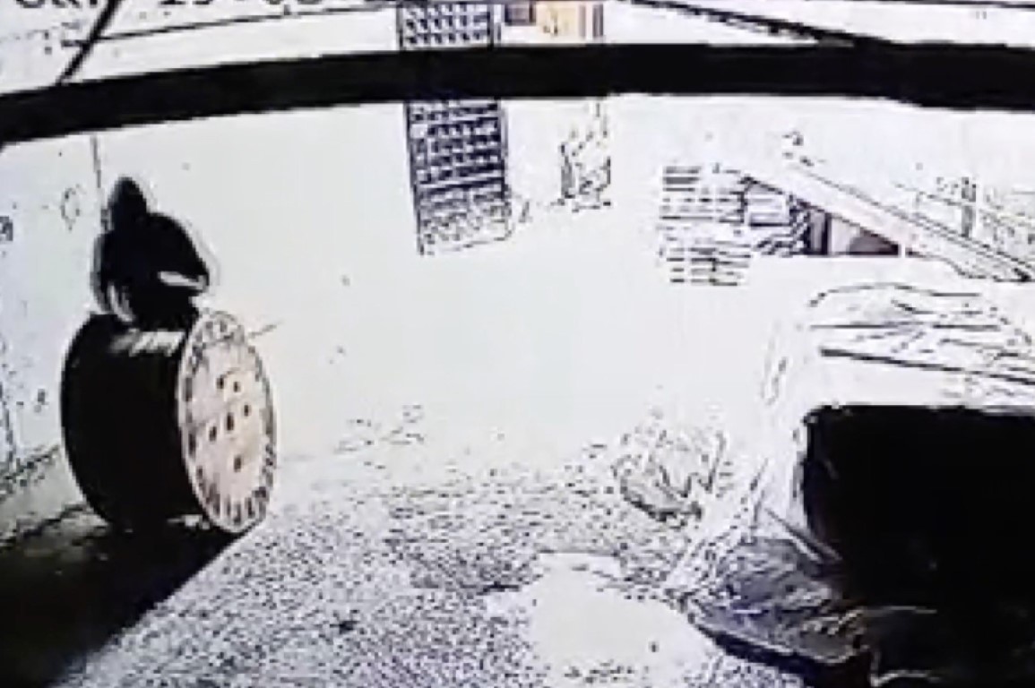 İnşaatçı gibi giyinip 500 Bin TL’lik kablo çaldılar, o anlar kamerada