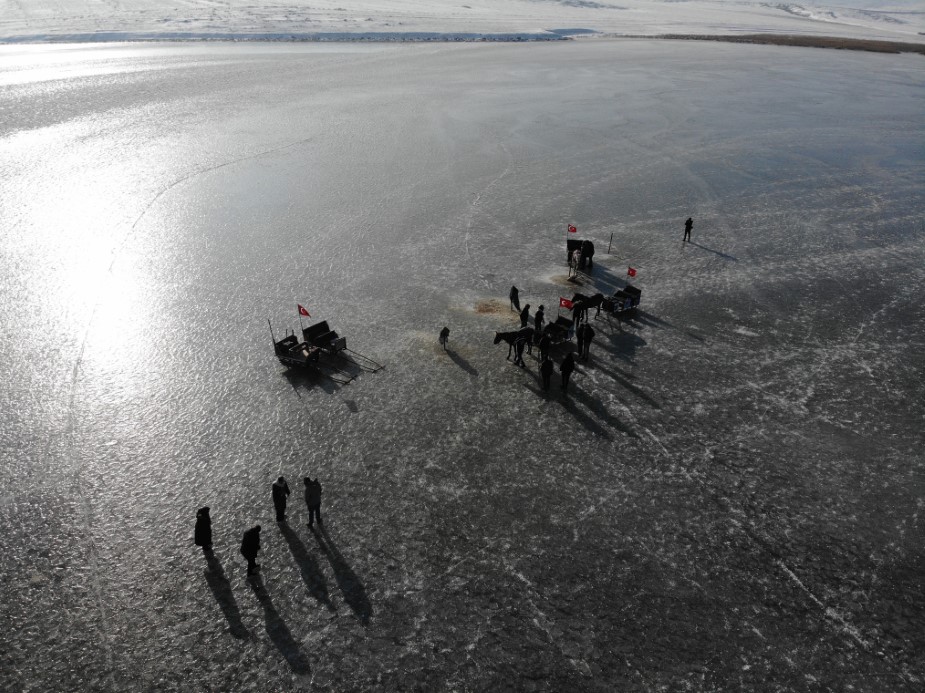 Kars Çıldır Gölü’nde dörtnala atlı kızak keyfi