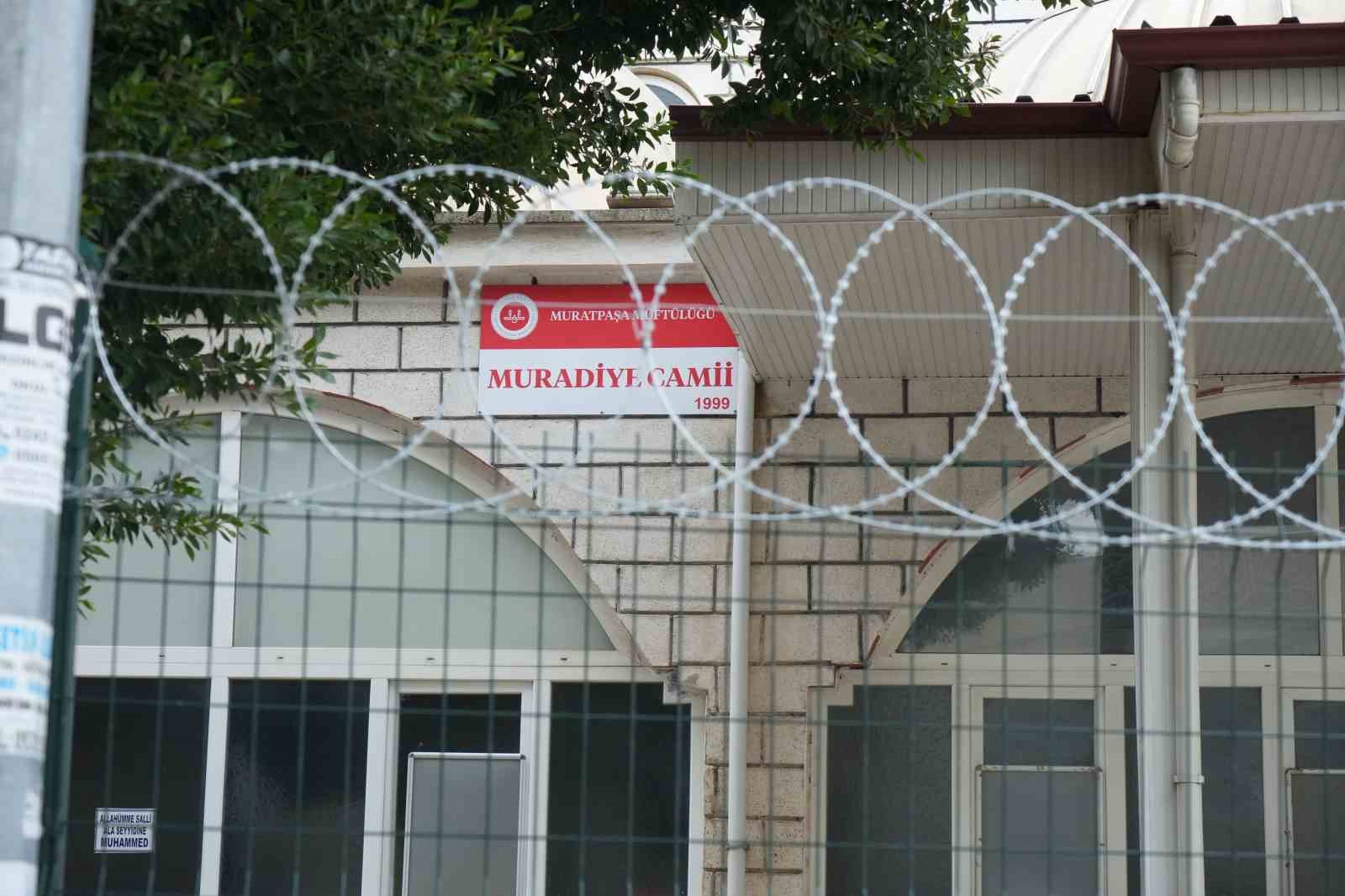 Madde bağımlıları sebebiyle cami duvarı dikenli telle çevrildi