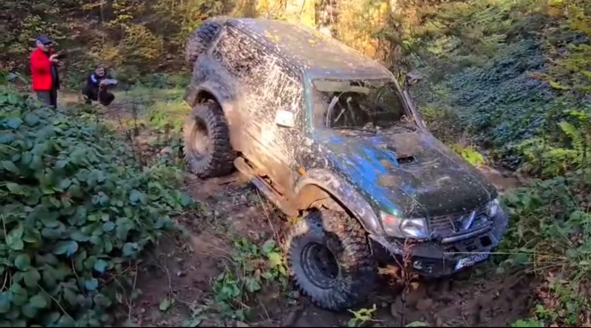 Off-Road tutkunlarından aksiyon dolu orman gezisi