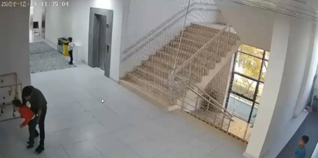 Okul müdürünün ’Heimlich manevrası’ öğrenciyi kurtardı…O anlar kamerada