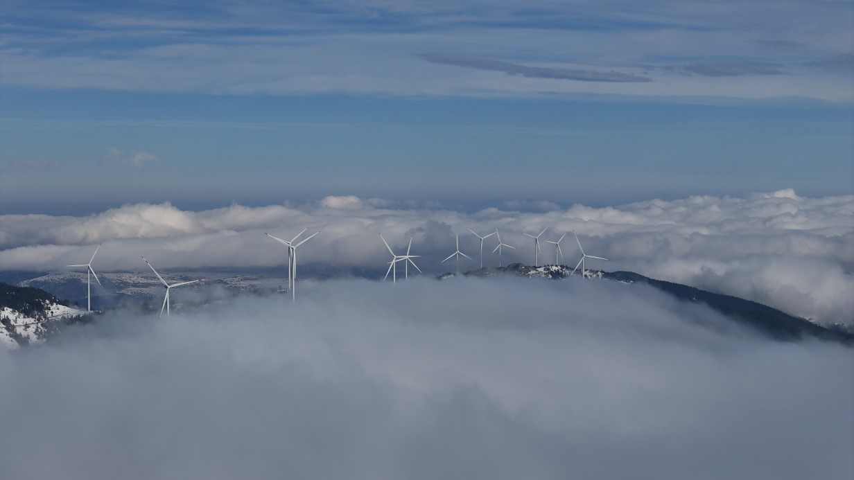 Sis ve rüzgar türbinlerinin görkemli buluşması
