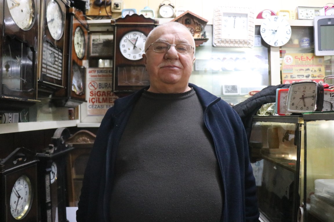 Tarihi çarşıdaki 9 metrekare dükkânda 46 yıldır zamana ayar veriyor