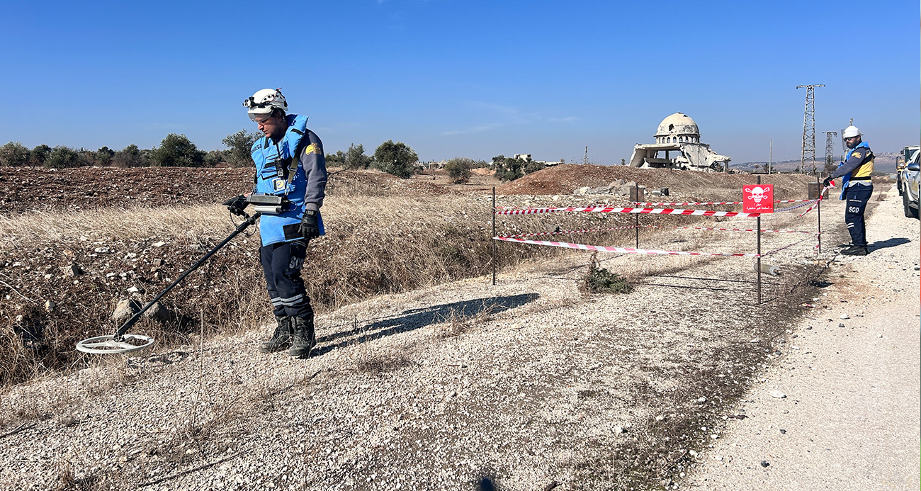 Terör örgütü PKK/YPG’nin Tel Rıfat’ta yollara döşediği bombalar temizleniyor