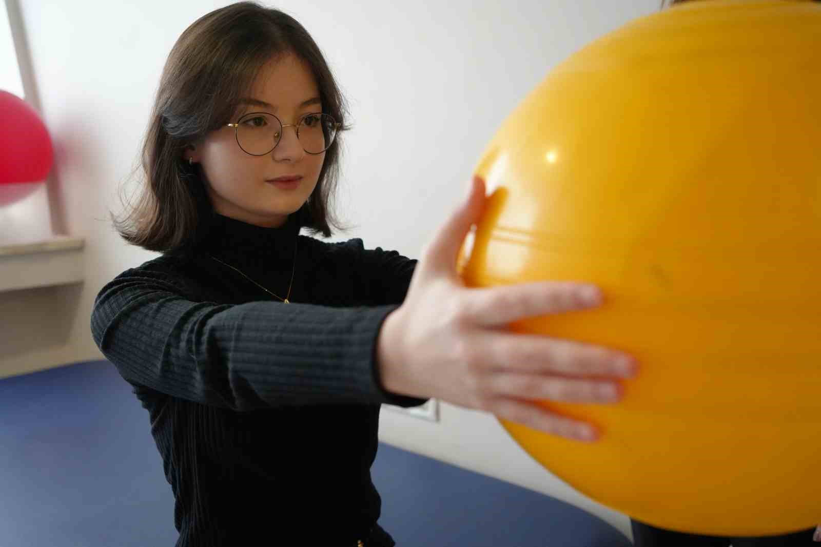 Tıp dünyasında tek vaka: 15 yaşındaki kız çocuğunun hiçbir neden yokken eklemleri yerinden çıkıyor