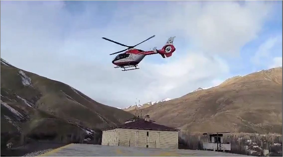 Van’da 22 yaşındaki gebe hasta için helikopter ambulans seferber oldu