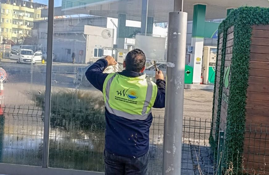 Van’da duraklara yapıştırılan afişler temizleniyor