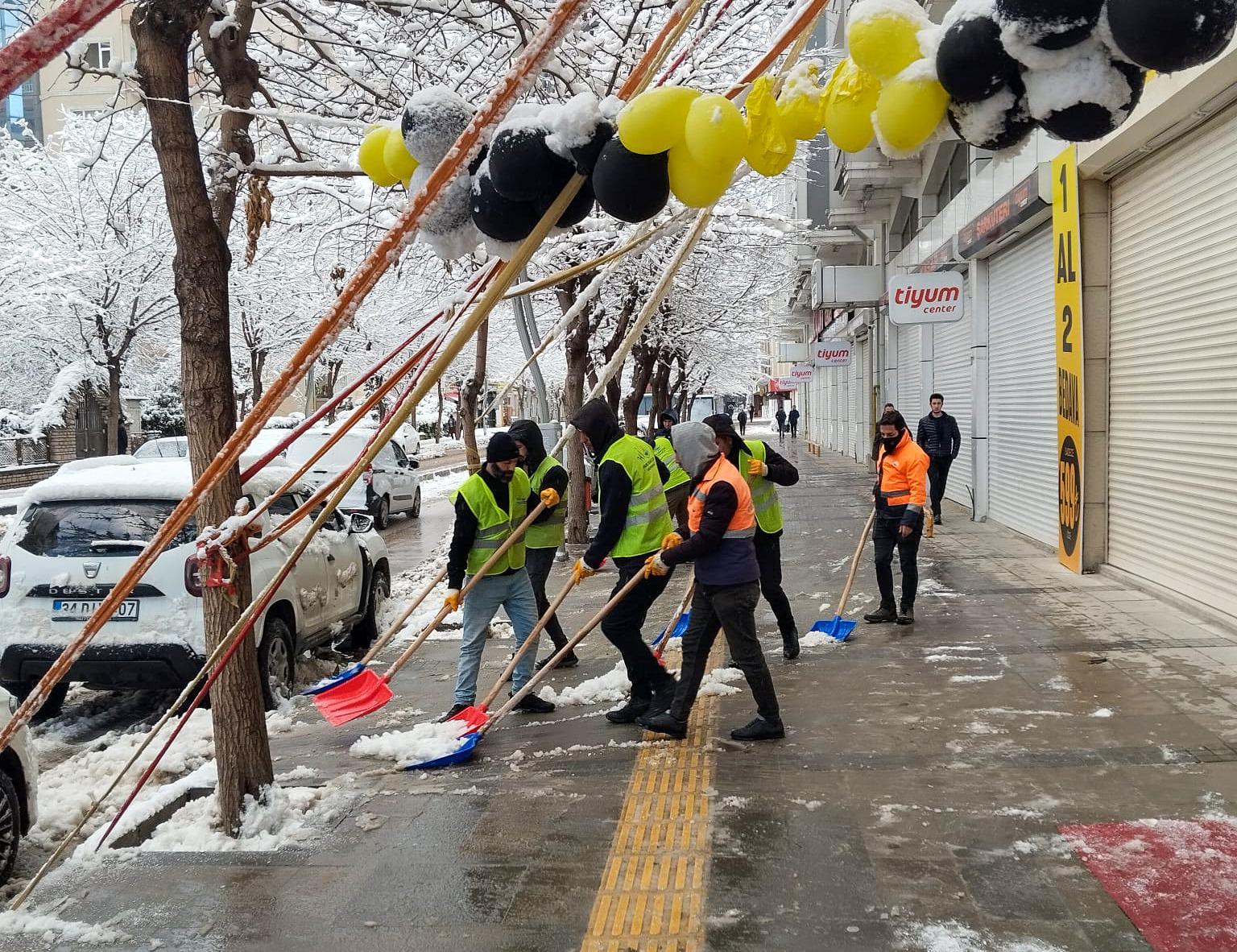 Van’da karla mücadele çalışmaları sürüyor