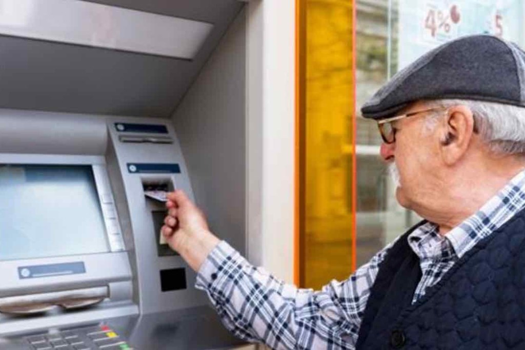 Yaşlı ve engelli aylıkları hesaplara yatırıldı