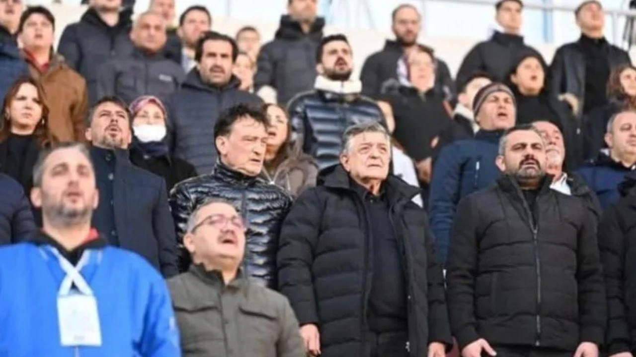 Yılmaz Vural, Vanspor-Karaman FK maçını tribünden izledi