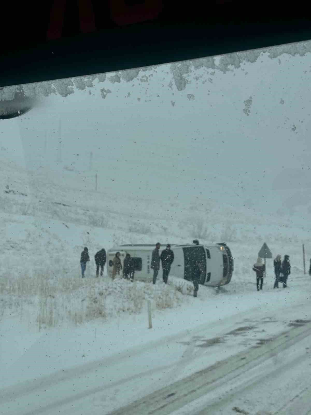 Van-Yüksekova karayolunda minibüs yolda çıkarak yan yattı