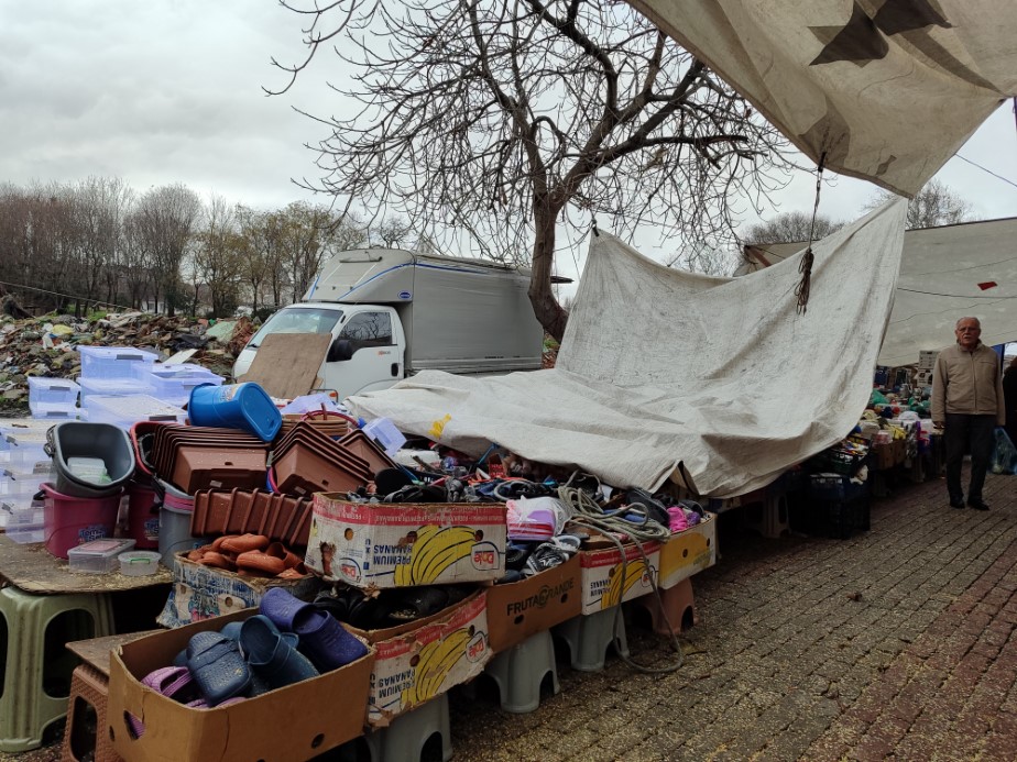 Semt pazarında ağaç devrildi: 2 yaralı