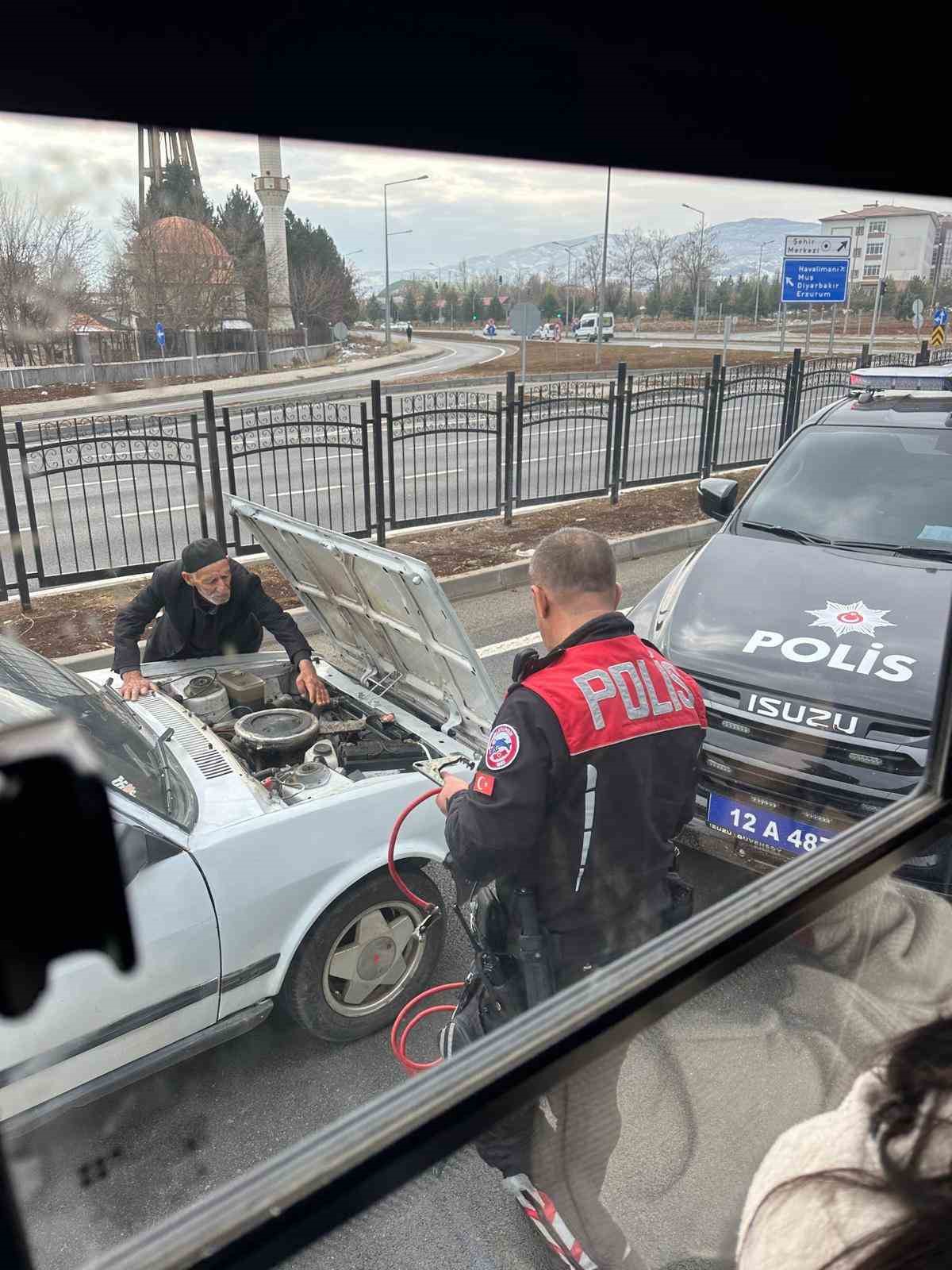 Aracı bozulan yaşlı adamın yardımına polis ekipleri yetişti