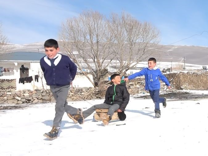 Ardahanlı çocukların kızak keyfi