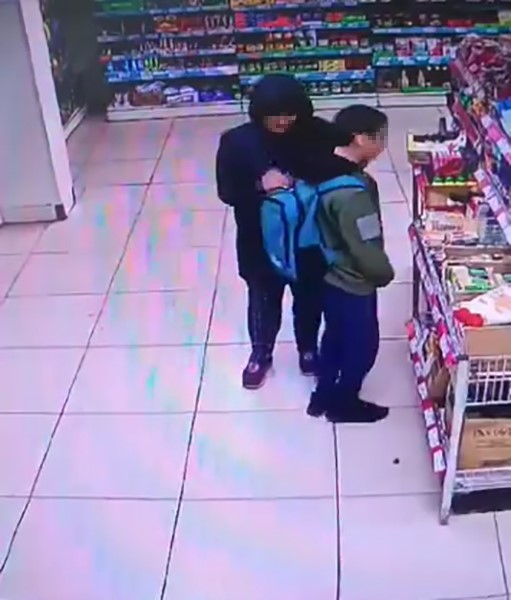 Çaldığı malzemeleri çocuğun sırt çantasına doldurdu