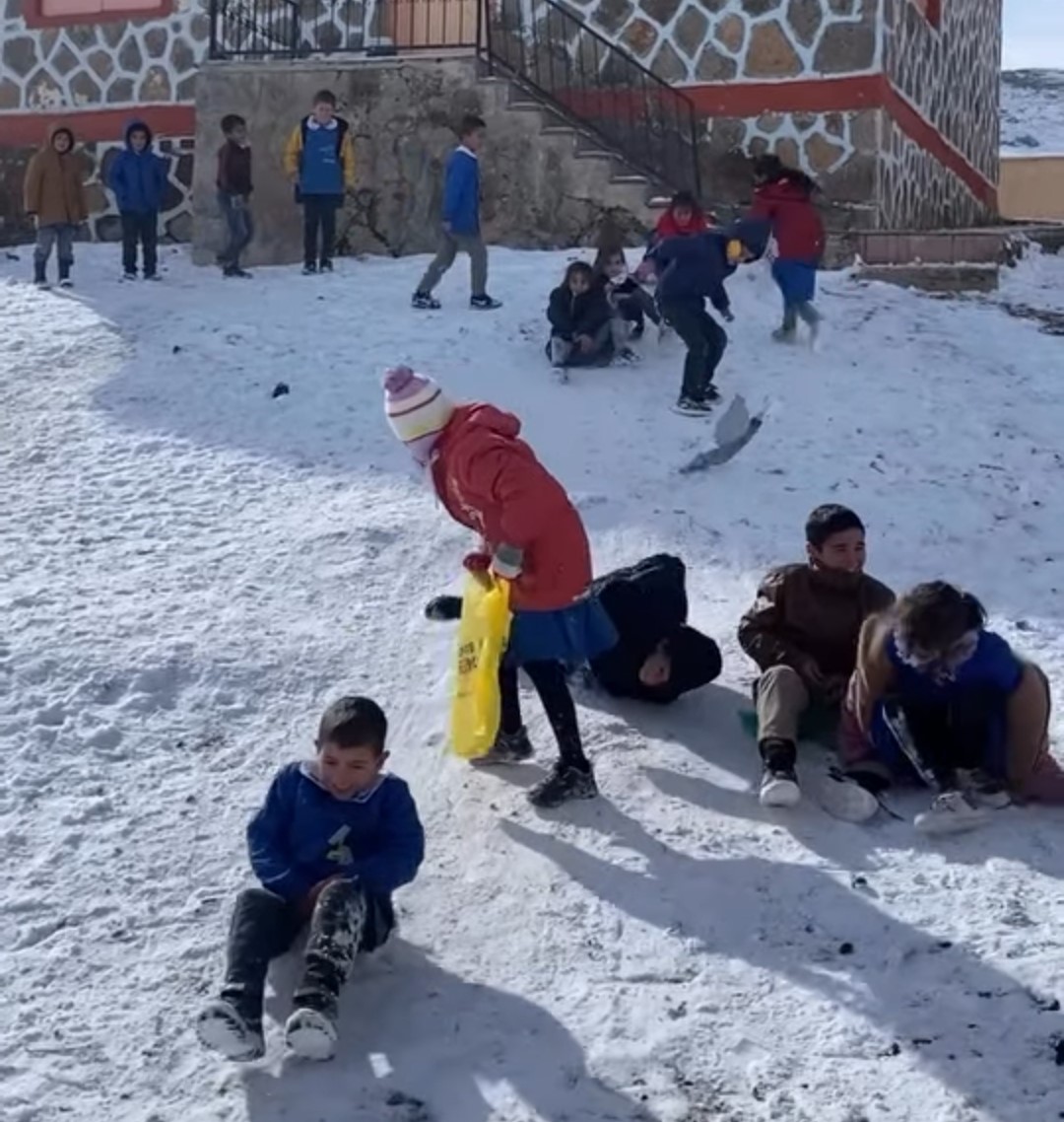 Çocuklardan naylon poşet ile kayak keyfi