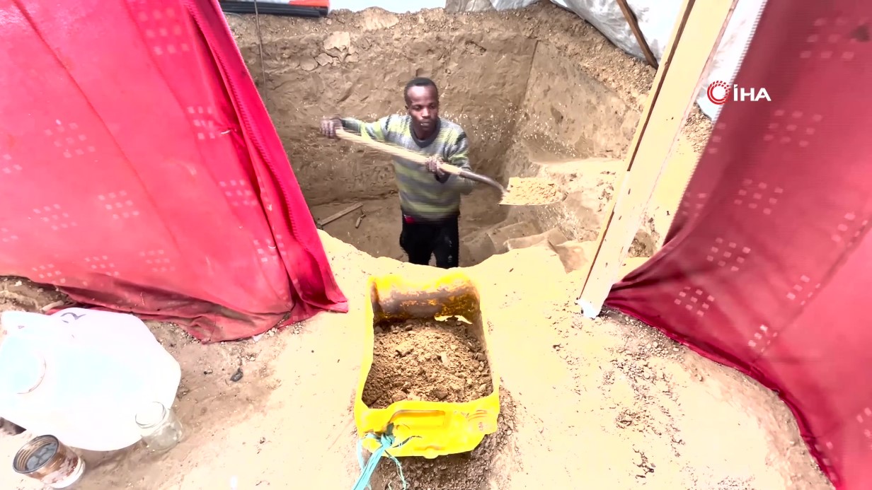 Gazzeli baba ailesiyle birlikte hayata tutunmak için “yeraltı çadırı” kurdu