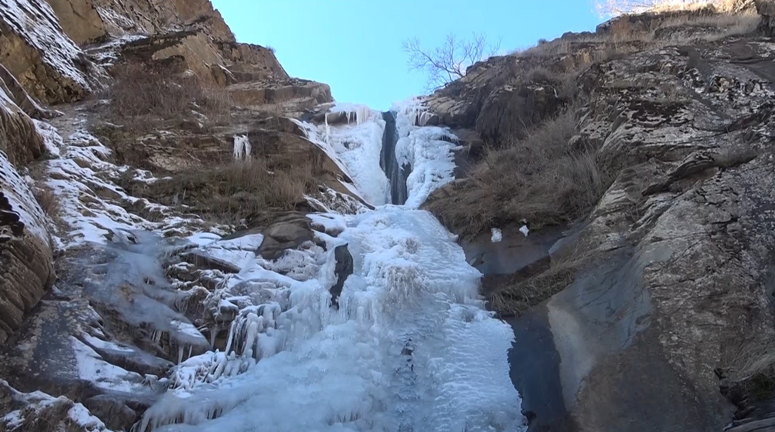 Derecik Şelalesi’nde oluşan buz sarkıtları görsel şölen sundu
