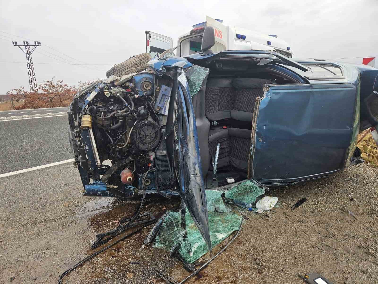 Devrilen araç kağıt gibi dağıldı