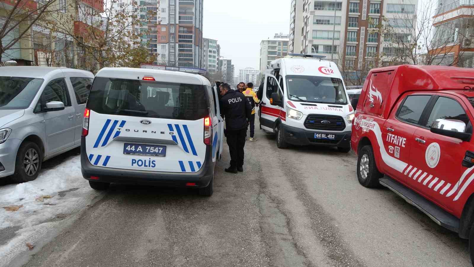 Tedavi gördüğü hastaneden kaçarak kendini eve kilitleyen şahıs polisi alarma geçirdi