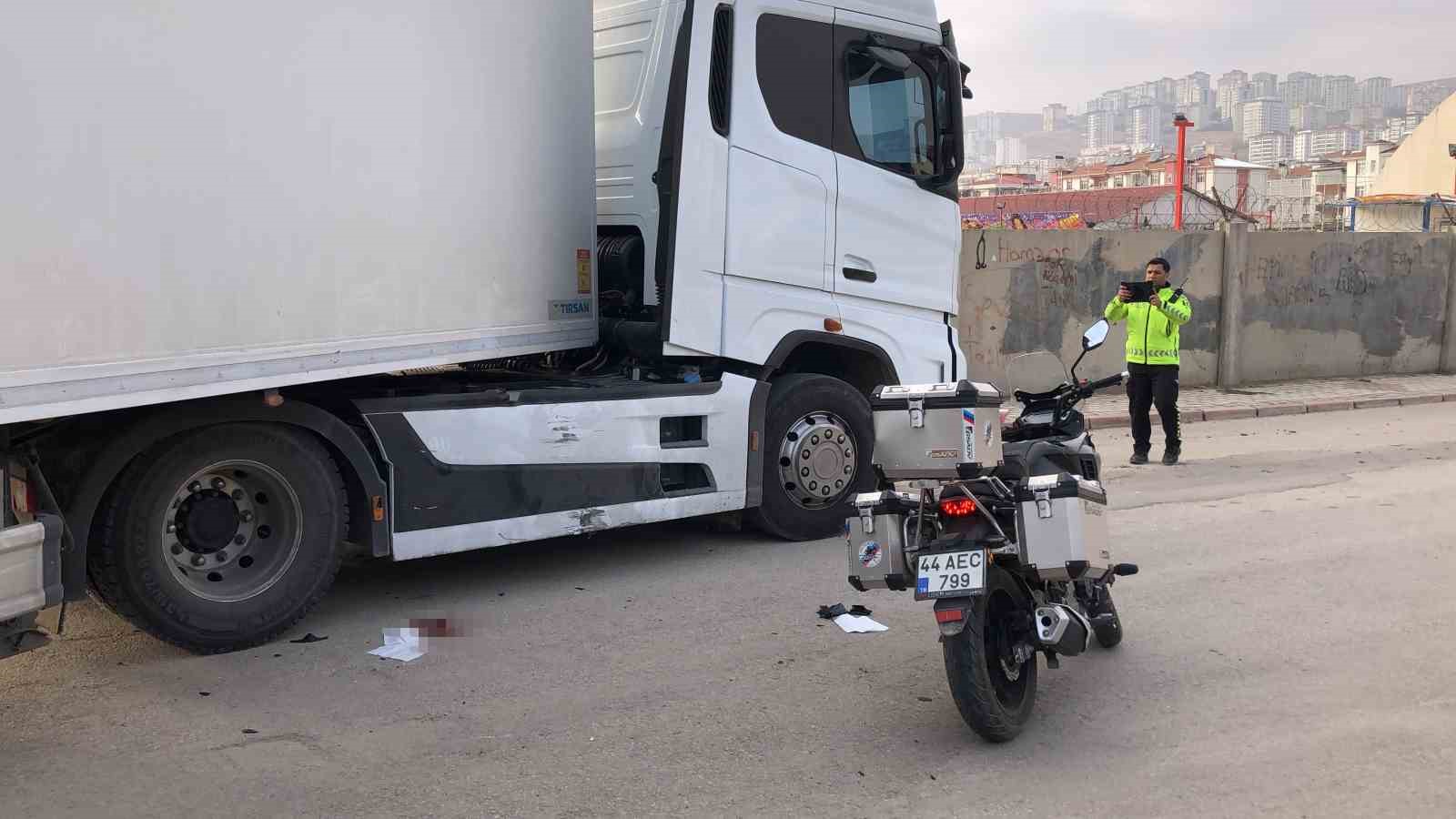 Elazığ’da tır ile motosiklet çarpıştı:1 yaralı