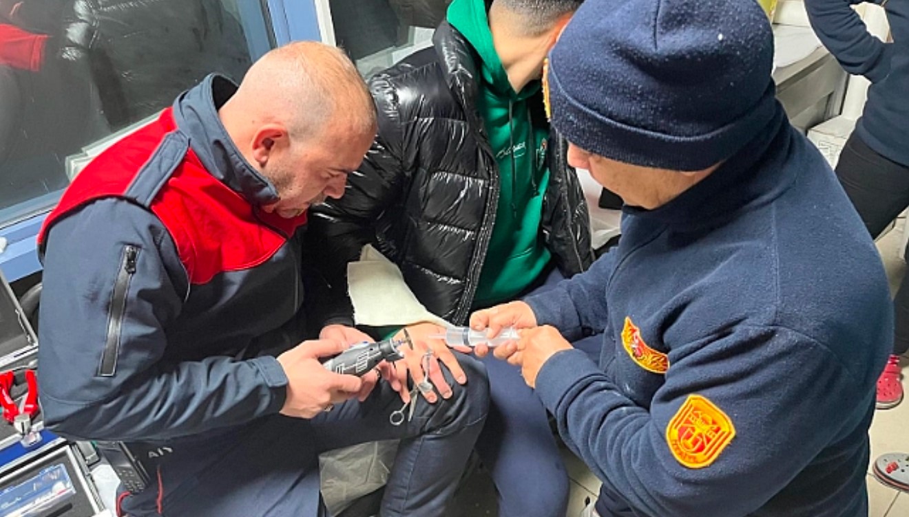 Eli makasa sıkışan genç, itfaiye ekipleri tarafından kurtarıldı