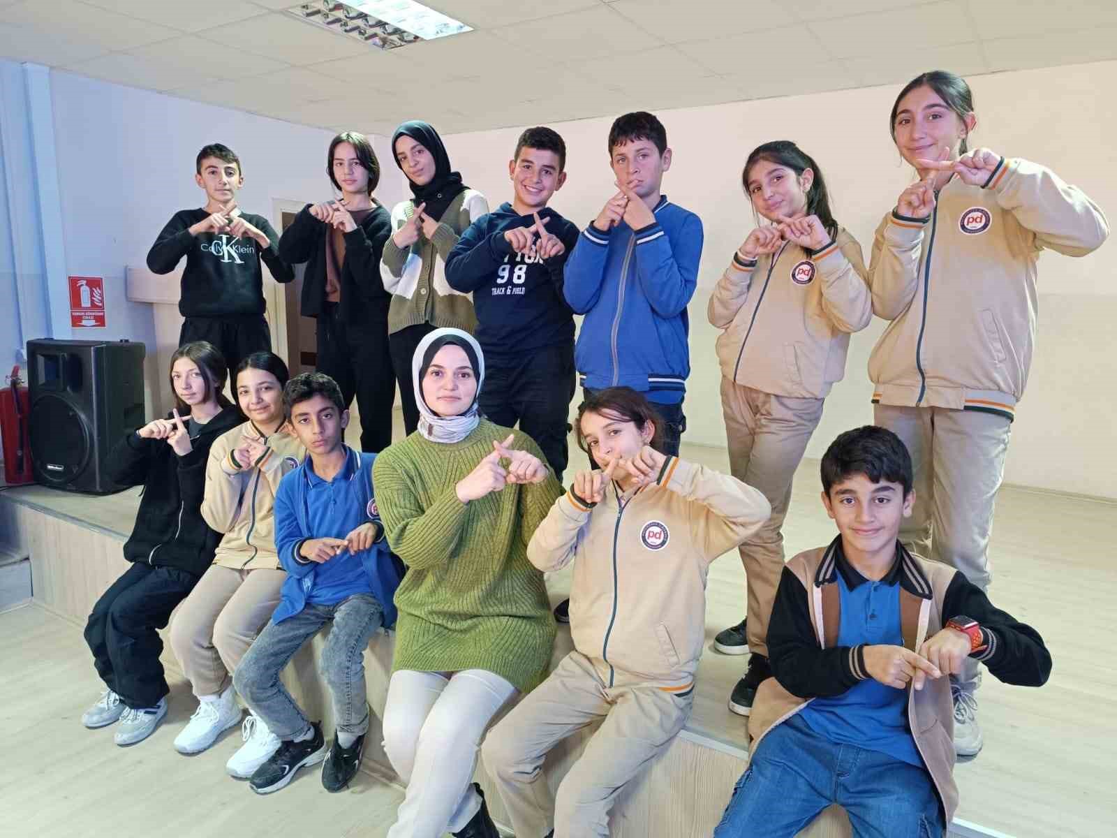 Engelleri kaldırmak için ’İşaret Dili’ öğreniyorlar