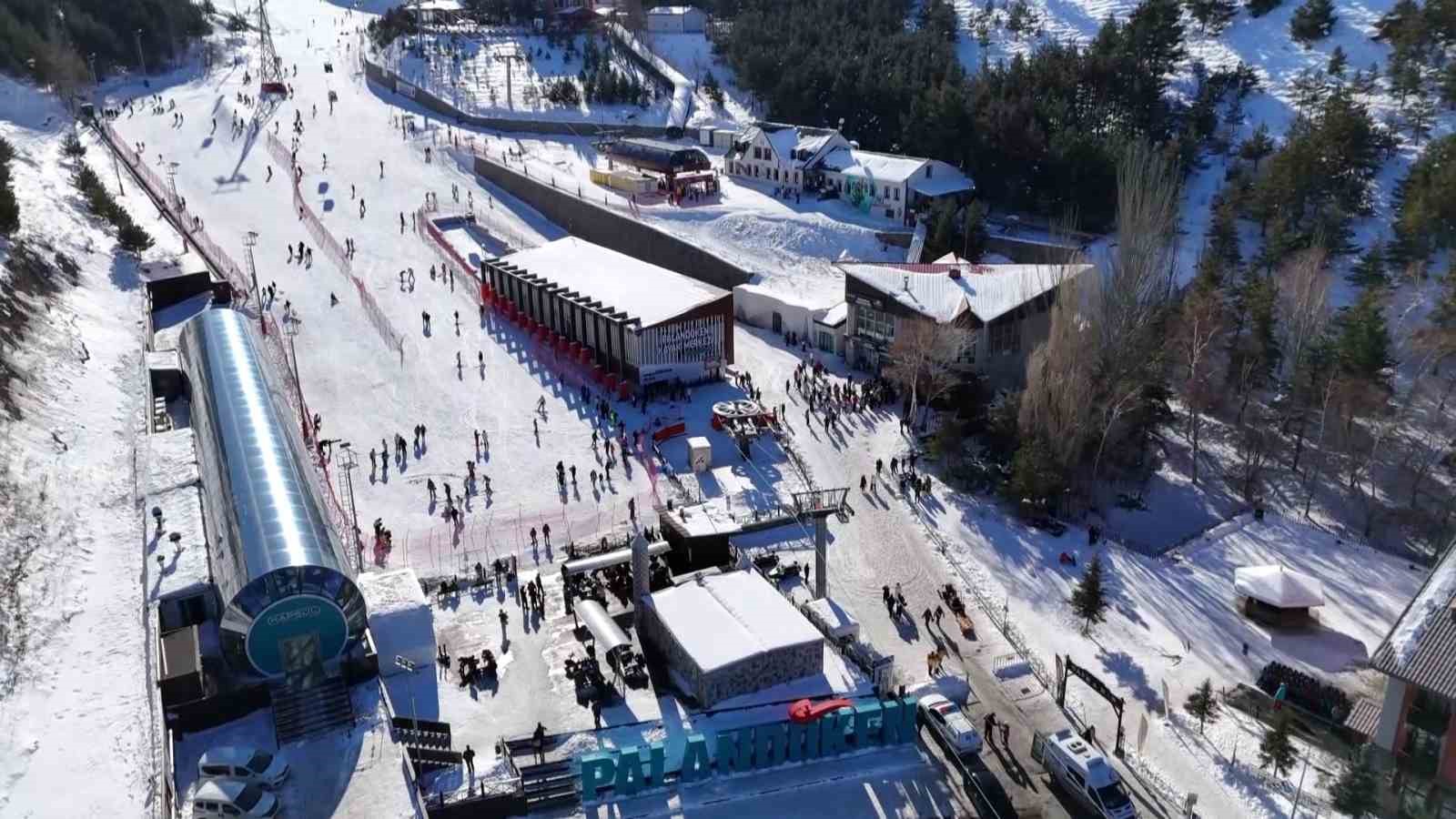 Erzurum’da bulunan Palandöken Kayak Merkezi’nde hafta sonu yoğunluğu
