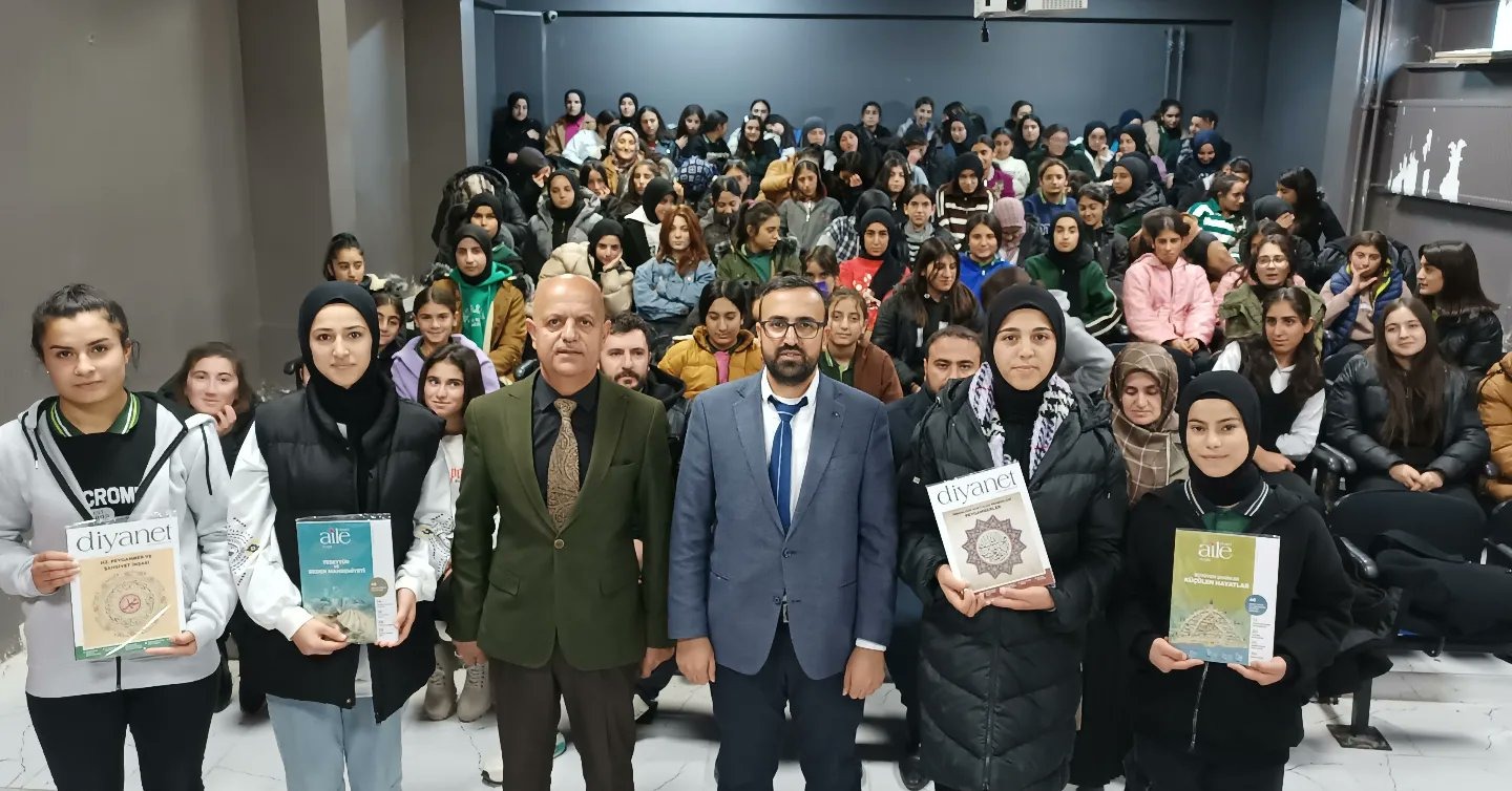 Gürpınar’da “Gençlik ve Şahsiyet İnşası” Konulu Konferans Düzenlendi