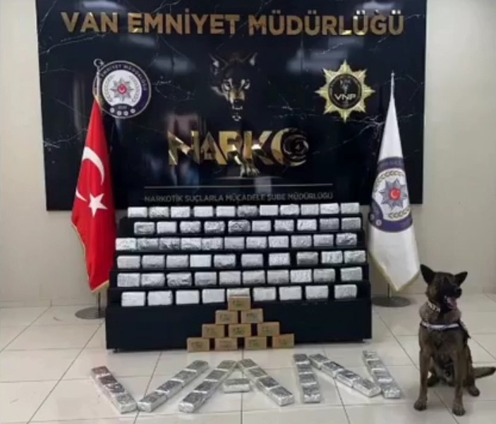 Gürpınar’da bir otomobilde 53 kilo eroin ele geçirildi